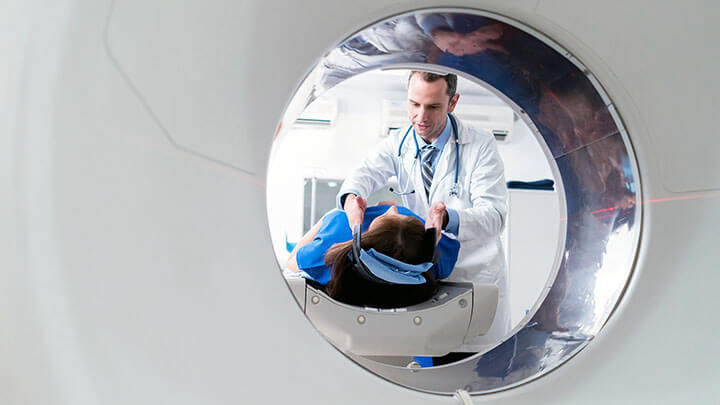 Immagine di un medico che parla con il paziente prima della risonanza magnetica