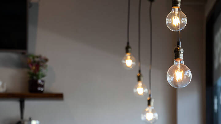 Vista di più lampadine in stile Edison appese al soffitto