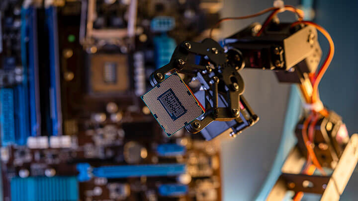 Braccio robotico industriale tiene un chip CPU