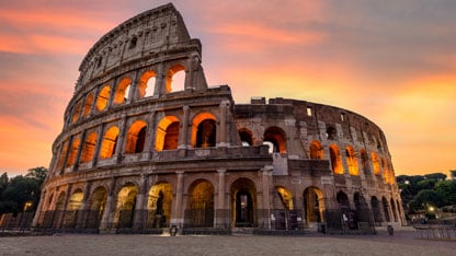 Antico anfiteatro romano (Colosseo) all'alba, Roma, Lazio, Italia