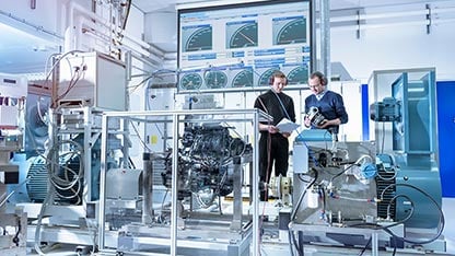 Scienziati nel laboratorio di ricerca automobilistica sui turbocompressori